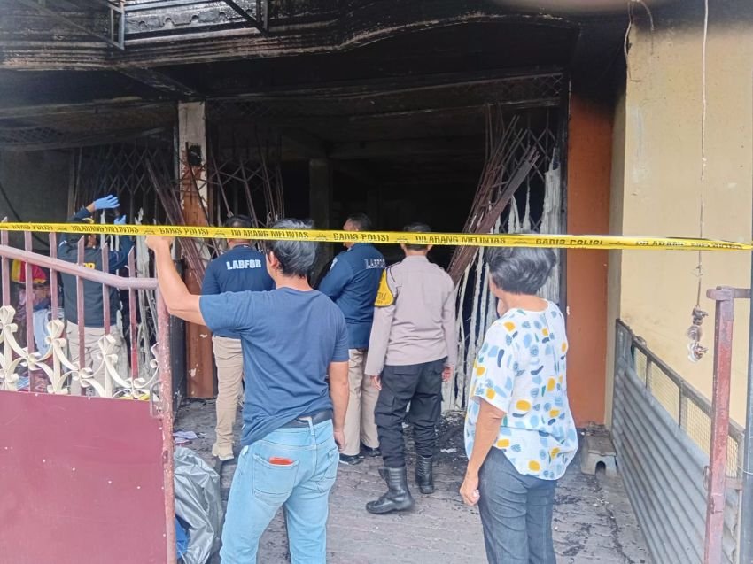 Tim Labfor Polda Sumut Olah TKP Kebakaran Rumah Lantai Tiga di Pematangsiantar