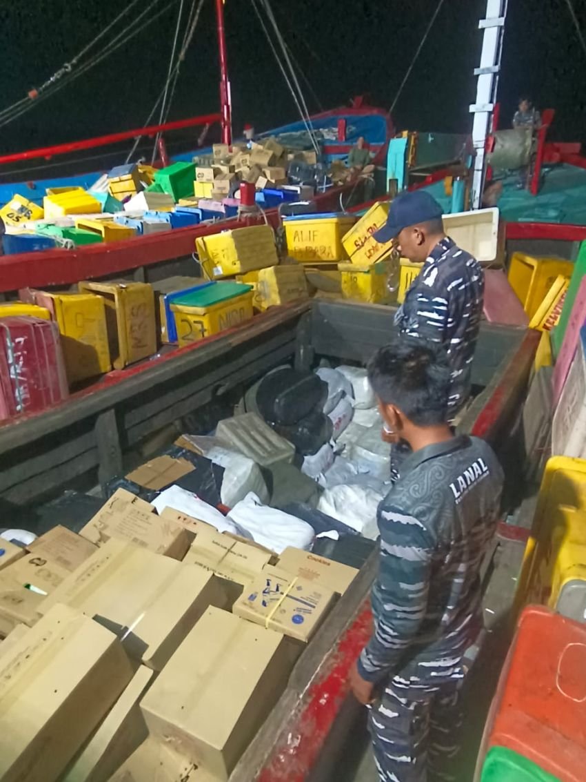 TNI AL Lanal TBA Tangkap Dua Kapal Cargo Penyelundup Ballpres Ilegal Asal Malaysia