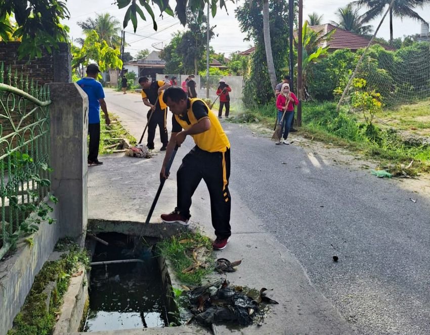 Personel TNI-Polri Ikut Gotong Royong Wujudkan Lingkungan Bersih dan Sehat