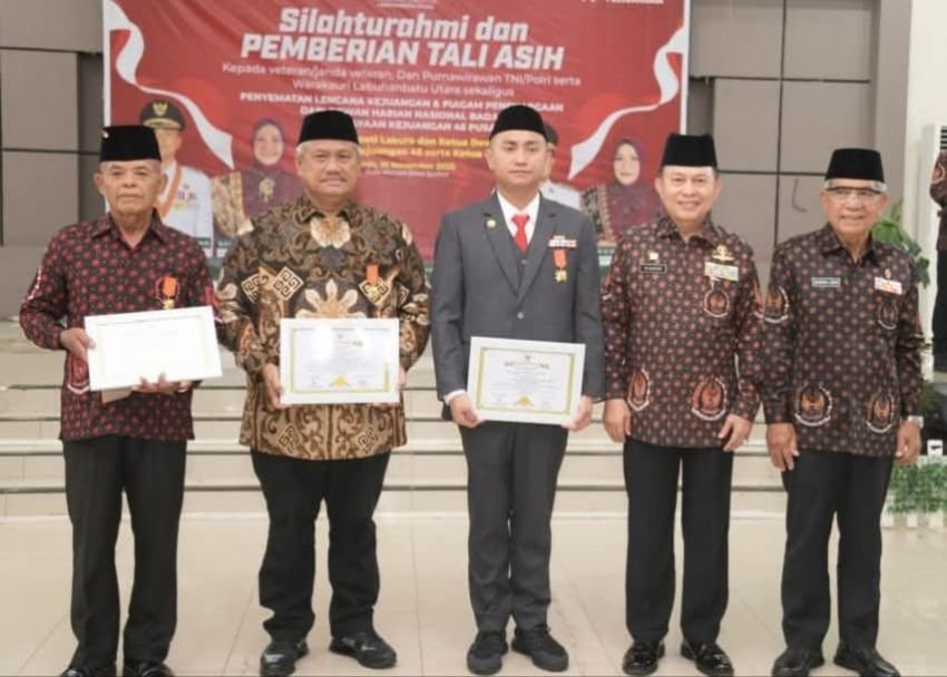 Bupati Labura Terima Piagam dan Medali Kejuangan 9 Windu Kemerdekaan RI
