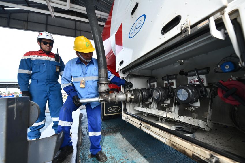 Cuaca Ekstrem Hambat Sandar Kapal BBM di Belawan, Pertamina Pastikan Suplai Tetap Aman