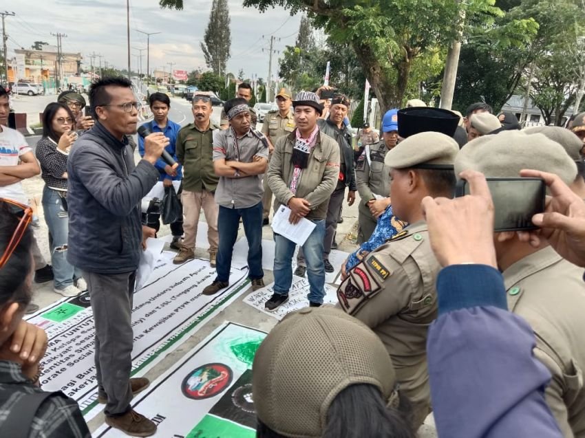 APTESI Demo Kantor Bupati Simalungun Tolak Konversi Teh