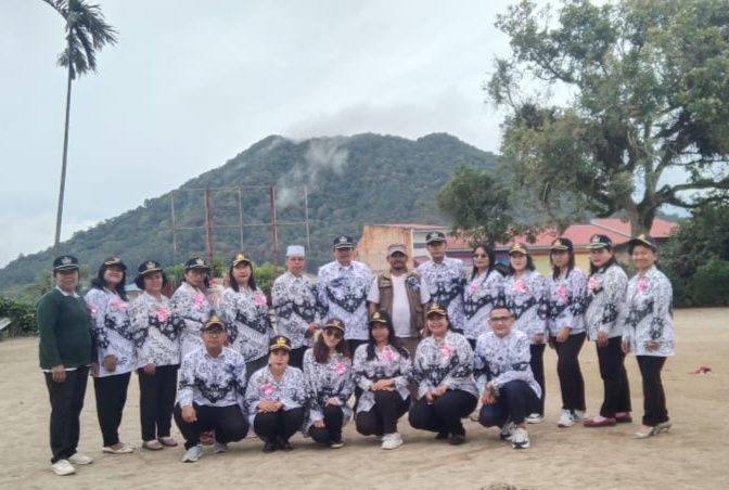 Hari Guru: Siswa SDN 091368 Saribudolok Beri Bunga dan Kado kepada Guru