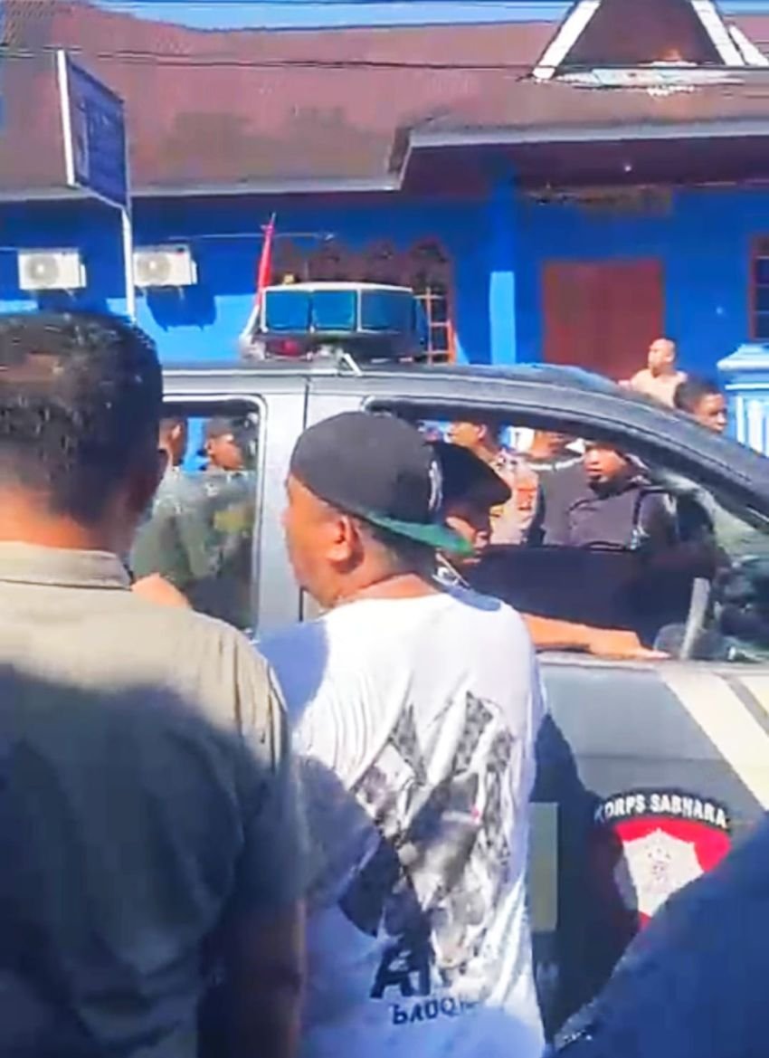 Bentrok di Tapteng: Mobil Patroli Polisi Kawal Pendemo Sempat Dihadang