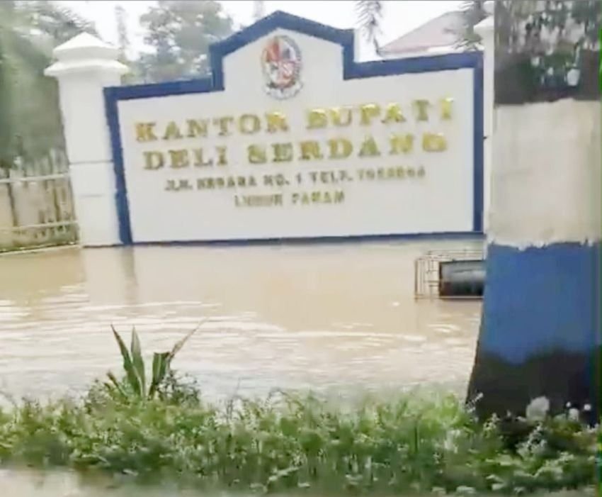 Darurat Banjir: Kantor dan Rumah Dinas Bupati Deliserdang Dikepung Banjir, Jalinsum Ikut Tergenang