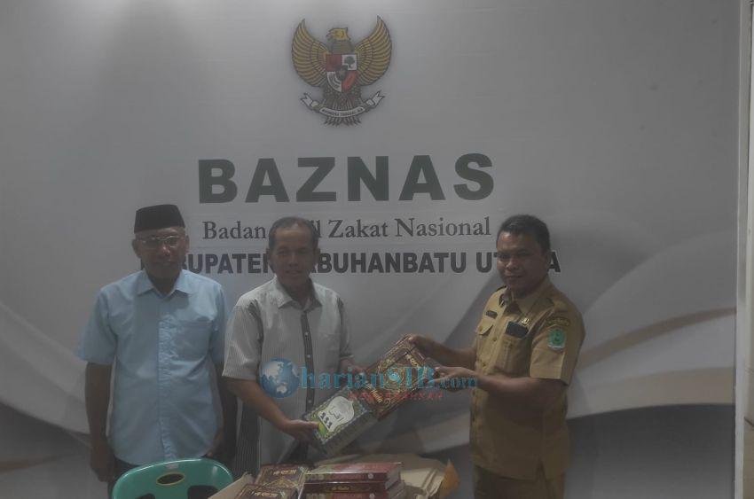 Baznas Labura Serahkan 40 Set Al-Quran dan Buku Iqro ke SDN 116260 Simonis