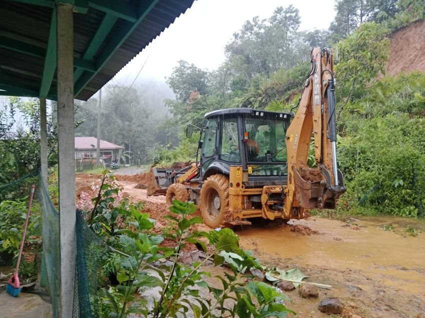 Longsor di Tukka, BPBD Tapteng Kerahkan Alat Berat