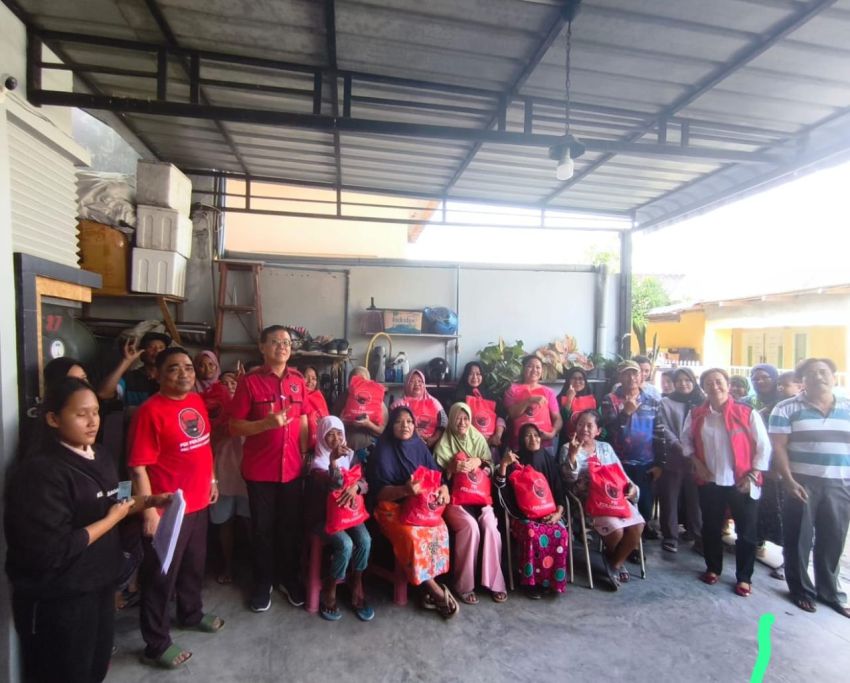 PDI Perjuangan Hadir di Tengah Warga Medan Labuhan yang Dilanda Banjir