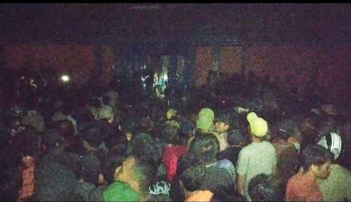 Dentuman Senjata Aparat Warnai Penertiban Pembagian Beras Bulog