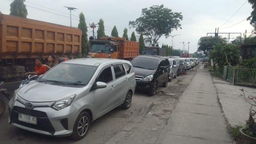 SPBU Lubukpakam Dipadati Pengendara, Lalu Lintas Jalinsum Ikut Tersendat