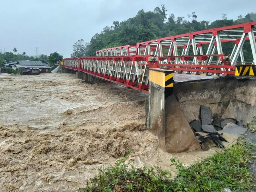 Diterjang Banjir dan Longsor, Jembatan Penghubung Tarutung-Sipirok Ambruk