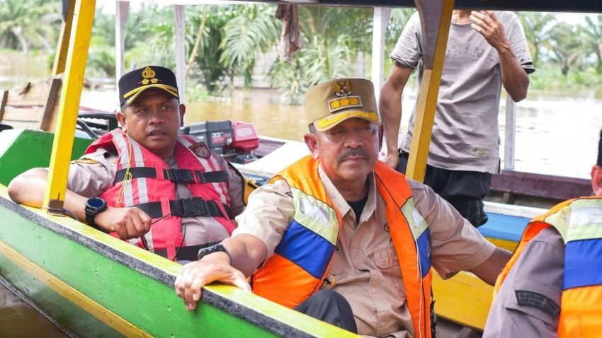 Akses Terputus, Bupati dan Kapolres Madina Gunakan Sampan Antar Bantuan ke Korban Banjir