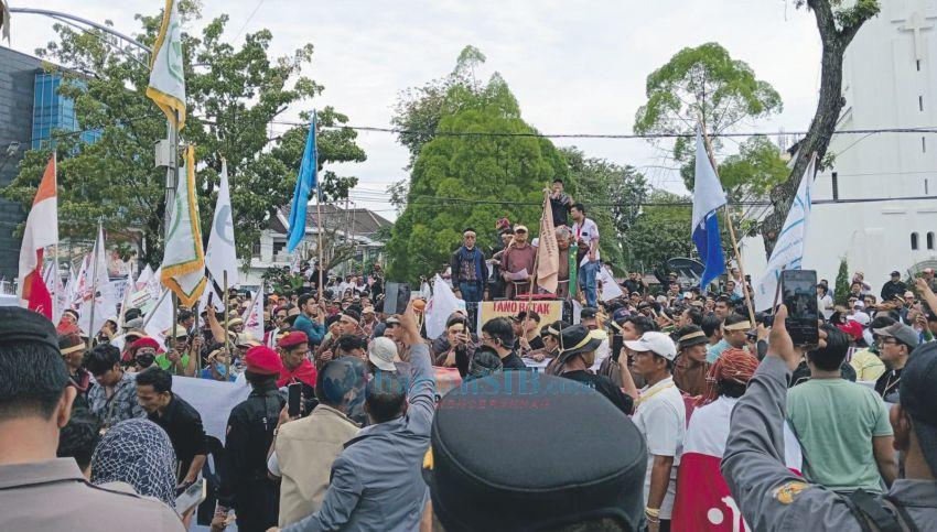 Ribuan Orang Geruduk Kantor Gubsu