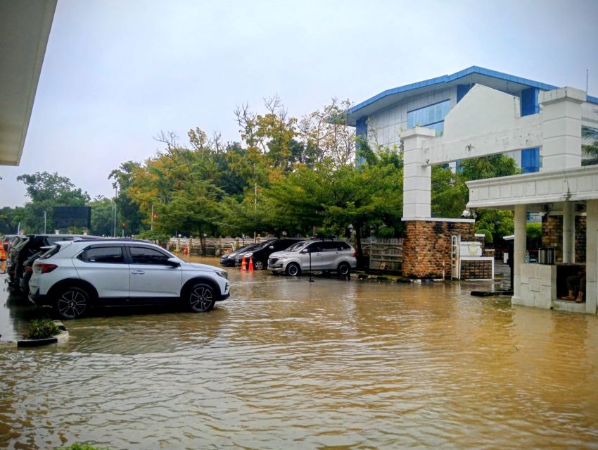 Genangan Rendam Halaman Kantor Gubernur Sumut saat Hujan Deras