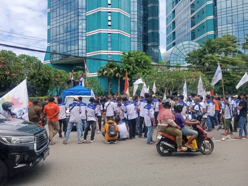 Ratusan Buruh FSPMI Demo Kantor Asian Agri, Tuntut Perbaikan Upah dan Sistem Kerja