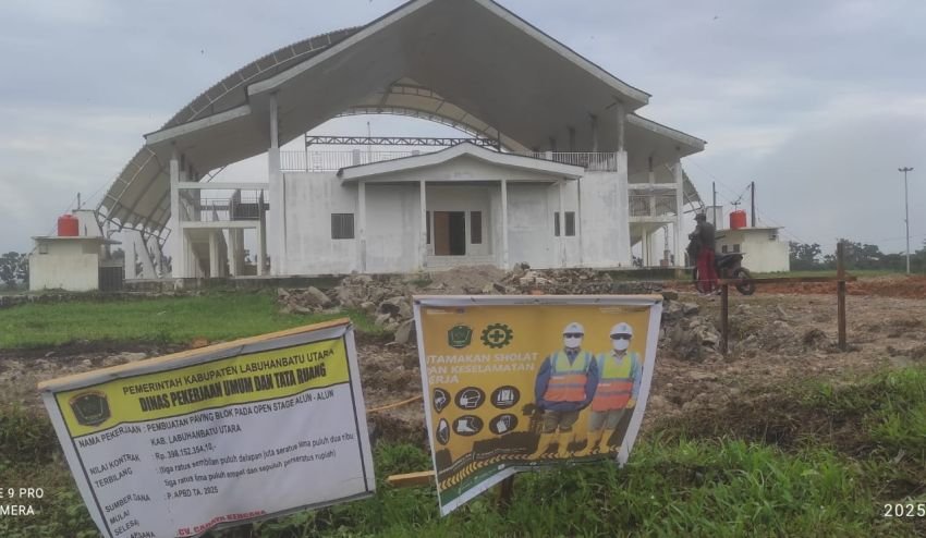 Paving Blok Bagian Belakang Open Stage Alun-alun Labura Dibangun