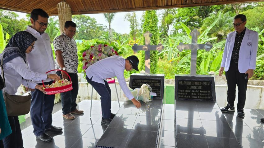 RS Adam Malik Ziarah ke Makam dr FL Tobing Peringati HKN ke-61