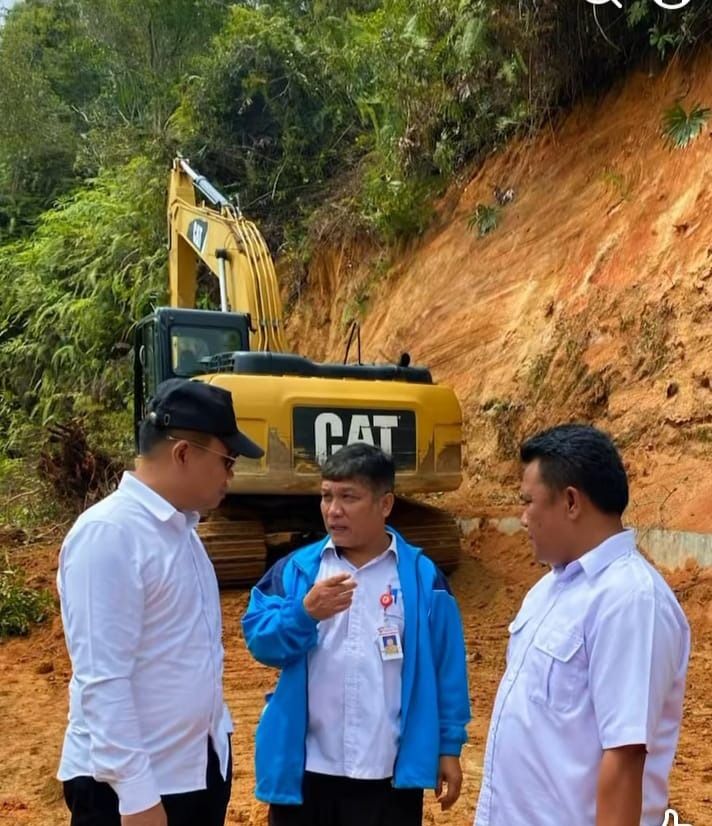 Bupati Humbahas Tinjau Penanganan Longsor di Desa Bonandolok