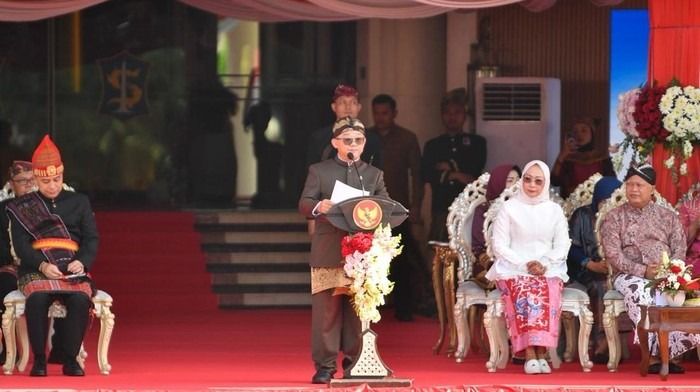 Kenakan Pakaian Adat Bali, Mendikdasmen Pimpin Upacara HGN 2025,