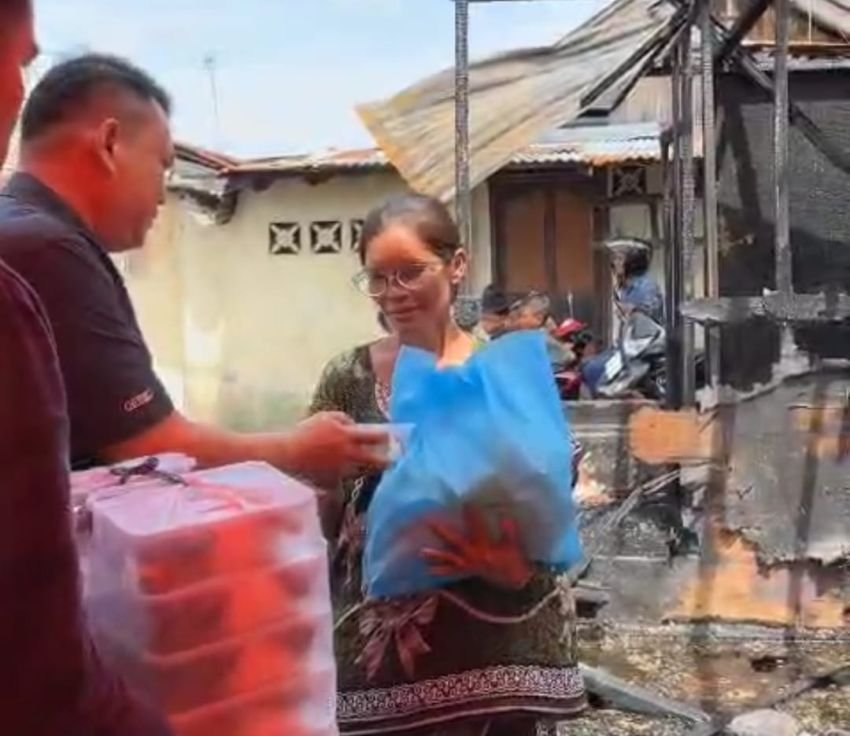 Polres Belawan Salurkan Bantuan kepada Warga Korban Kebakaran