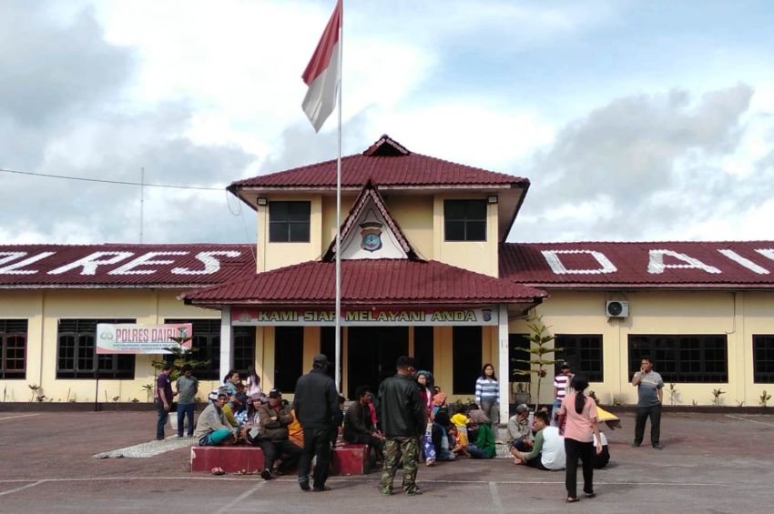 Warga Parbuluan VI Mengungsi ke Polres Dairi, Buka Dapur Umum untuk Bertahan
