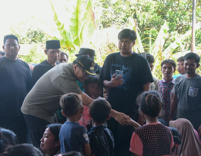 Bupati Asri Ludin Tambunan Tinjau Posko Banjir dan Salurkan Bantuan di Hamparan Perak