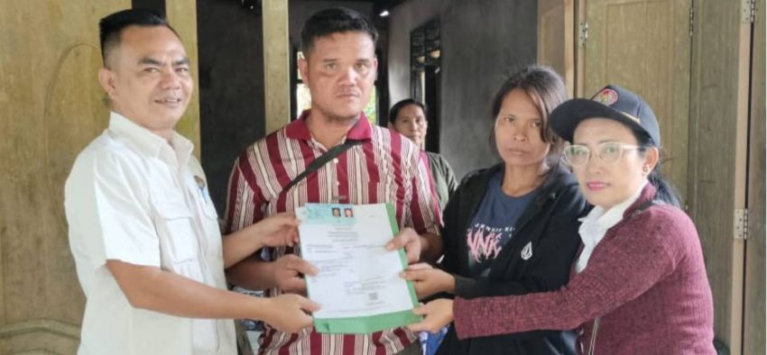 Disdukcapil Nias Barat Serahkan Dokumen Kependudukan kepada Korban Kebakaran di Lolozirugi