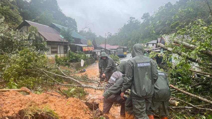 35 Titik Longsor Timbun Jalur Tarutung-Sibolga, Brimob Polda Sumut Turun Tangan