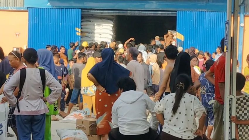 Ribuan Warga Terdampak Banjir Geruduk Gudang Logistik Bulog