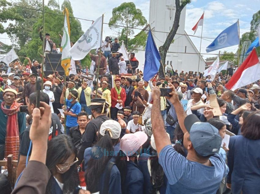 Massa Pendemo Masih Bertahan, Tuntut Gubernur Sumut Temui Massa Pendemo