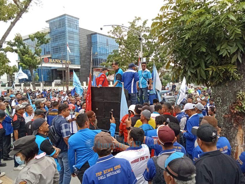 Geruduk Kantor Gubernur Sumut, Buruh SPSI Tuntut Penyesuaian Upah di Tengah Kenaikan Harga Kebutuhan Pokok