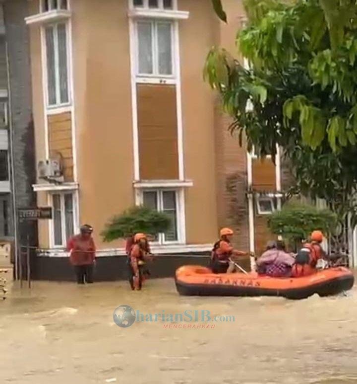 Perumahan Elite Villa Zegita Jalan Jamin Ginting “Dikepung” Banjir, Warga Terpaksa Dievakuasi Basarnas