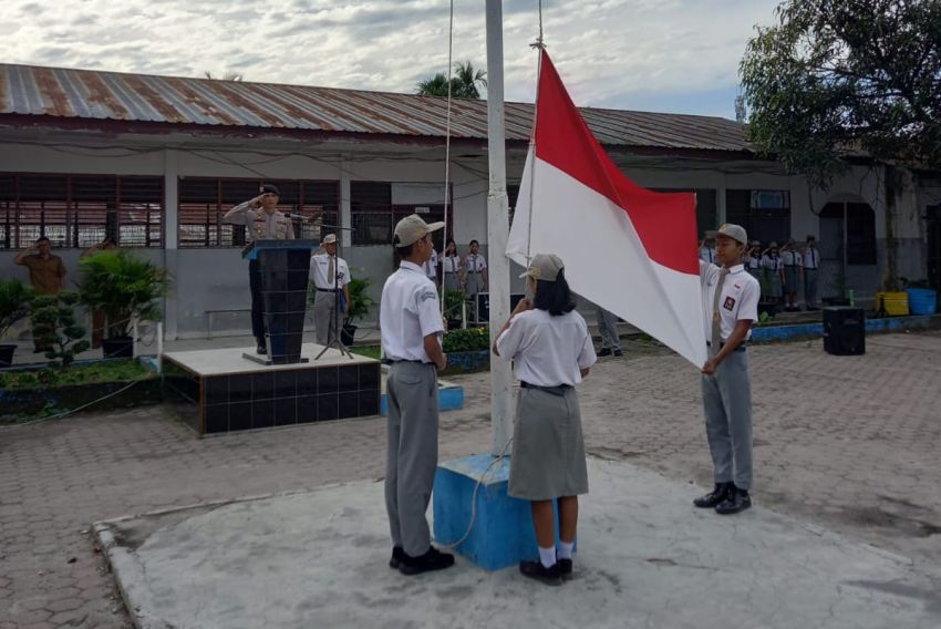 Sampaikan Pesan Kamtibmas, Kasat Samapta Polres Pematangsiantar Pembina Upacara di SMA Negeri 3