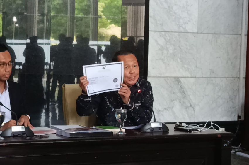 Bantah Ijazah Palsu, Arsul Sani Pamerkan Ijazah Doktor