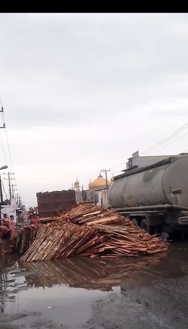 Jalan Rusak di Labuhan Deli Makan Korban, Truk Muatan Kayu Rambung Terjungkal