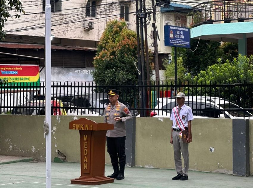 Pimpin Upacara di SMK Negeri 1 Medan, Kapolrestabes Tekankan Disiplin, Etika Digital dan Waspada TPPO Berkedok Magang