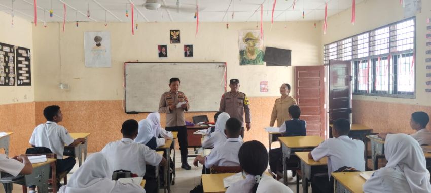 Polsek Datuk Bandar Sosiali SPMB SMA Kemala Taruna Bhayangkara di SMPN 2 Tanjungbalai