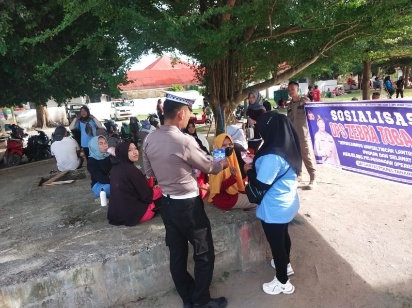Ops Zebra Toba 2025, Satlantas Polres Tanjungbalai Bagikan Stiker dan Edukasi Warga