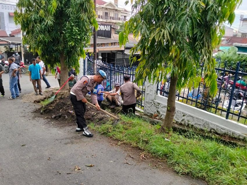 Personel Polsek Siantar Barat Ikut Gotong Royong di Jalan Penyabungan
