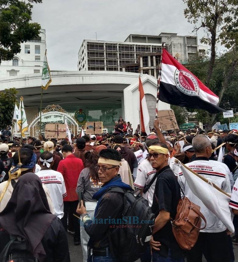 Ribuan Pengunjuk Rasa Kepung Kantor Gubernur Sumut, Minta TPL Ditutup