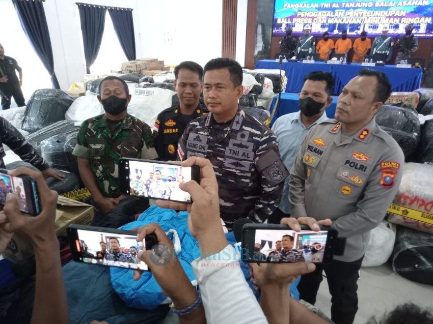 TNI AL TBA Tangkap Dua Kapal Kargo Berisi Ball Press, Makanan dan Minuman Ilegal Asal Malaysia