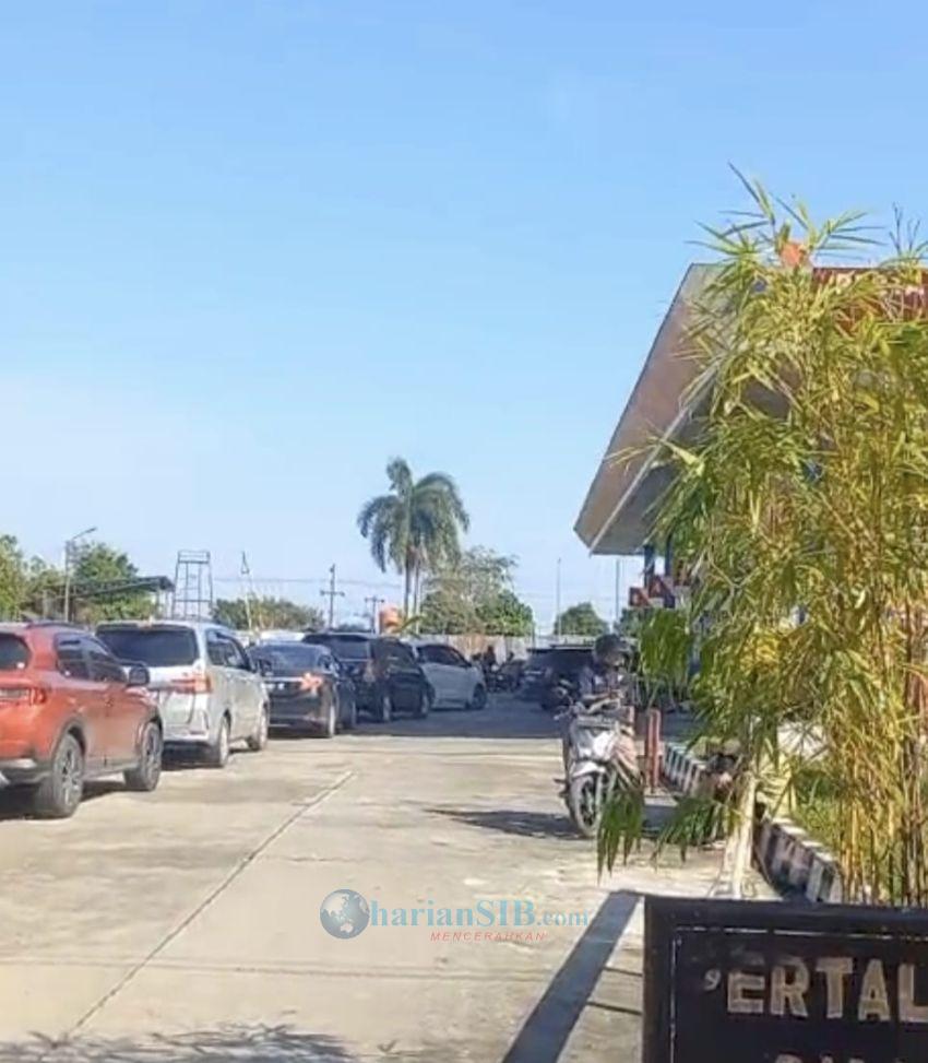 Kelangkaan BBM, Antrian Panjang Terjadi di Sejumlah SPBU