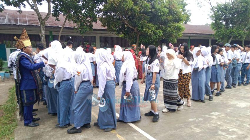 Guru SMAN 5 Pematangsiantar Kenakan Pakaian Adat di Upacara HGN