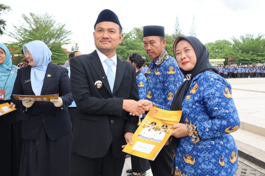 Wali Kota Tanjungbalai Serahkan SK kepada 2.126 PPPK Paruh Waktu 2025