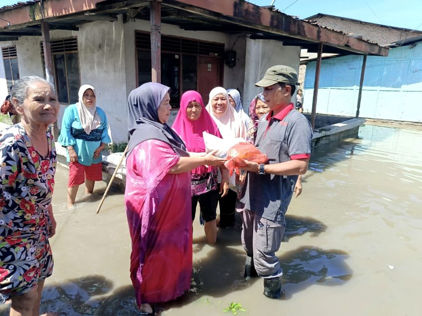Ketua SMSI Sergai Salurkan Bantuan Sembako kepada Warga Terdampak Banjir di Sei Rampah