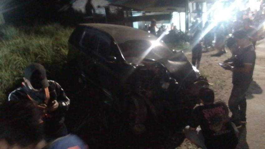 Avanza Ringsek Ditabrak Kereta Api di Kampung Lalang