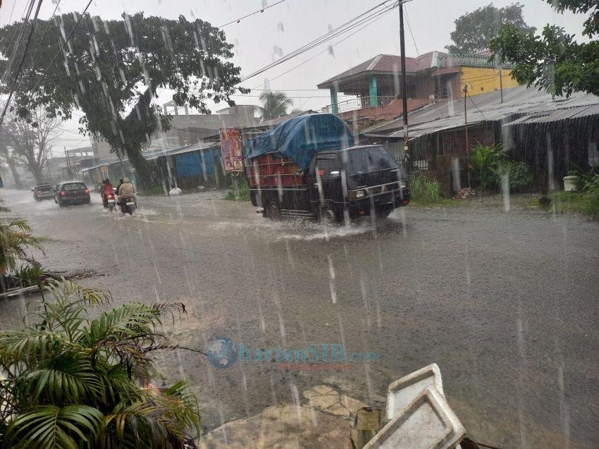 Satu Jam Diguyur Hujan Deras, Jalan Pintu Air IV Bagai Anak Sungai