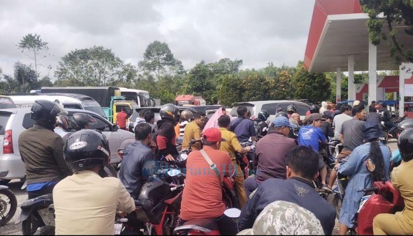 Di Bawah Terik Matahari, Warga Pamatang Raya Tetap Antre Panjang Demi BBM