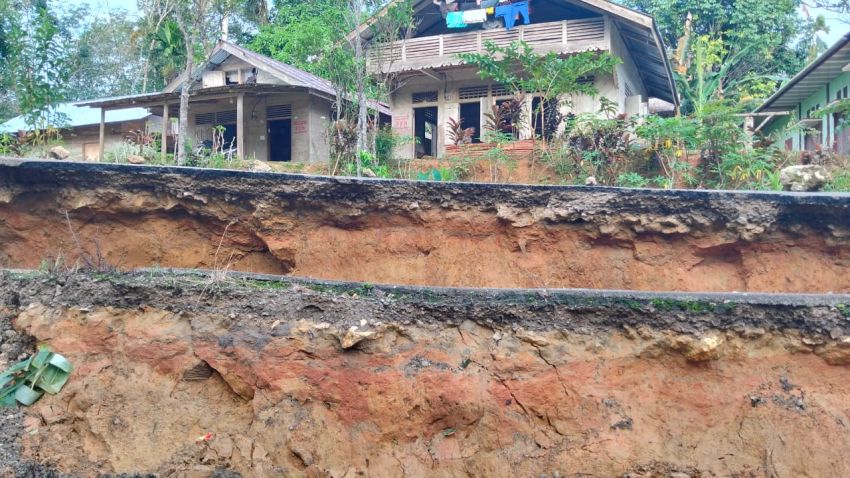 Hujan Deras, Ruas Jalan di Desa Dekha Nias Amblas