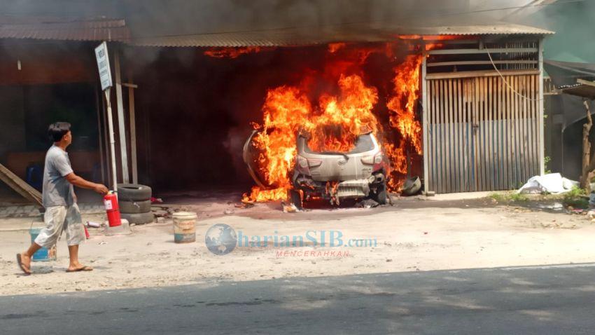 Satu Unit Mobil Ayla Ludes Terbakar di Seirampah
